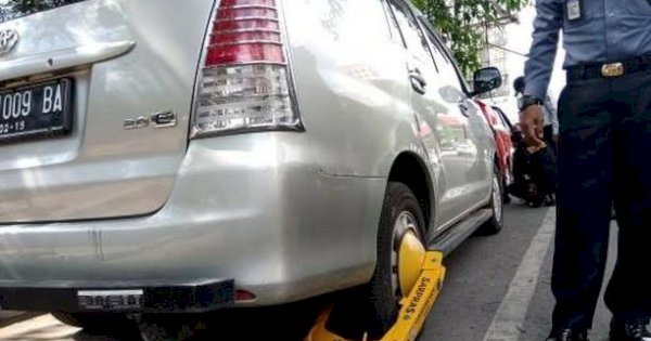 Langkah Dishub Makassar Bagi Warga Parkir di Bahu Jalan