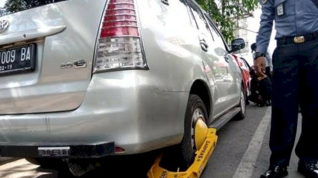 Langkah Dishub Makassar Bagi Warga Parkir di Bahu Jalan
