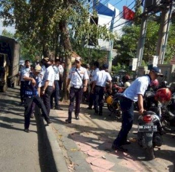 Tim Pengawasan Parkir Dishub Makassar Lakukan Peneguran Parkir Liar