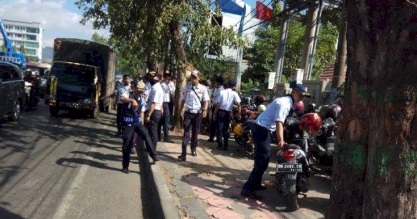 Tim Pengawasan Parkir Dishub Makassar Lakukan Peneguran Parkir Liar