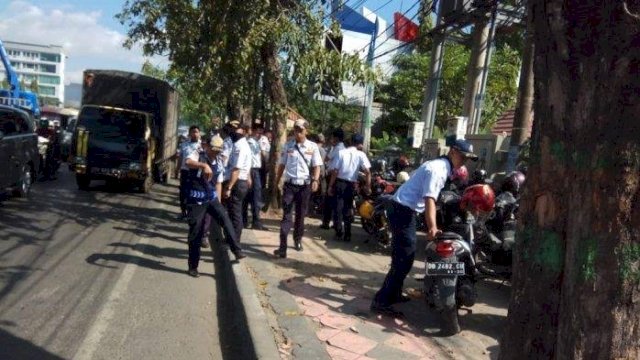 Tim Pengawasan Parkir Dishub Makassar Lakukan Peneguran Parkir Liar