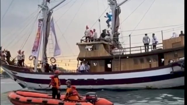 Tim Water Rescue BPBD Makassar saat mengawal peserta Afternoon Tea Rakernas APEKSI XVI di Pantai Losari