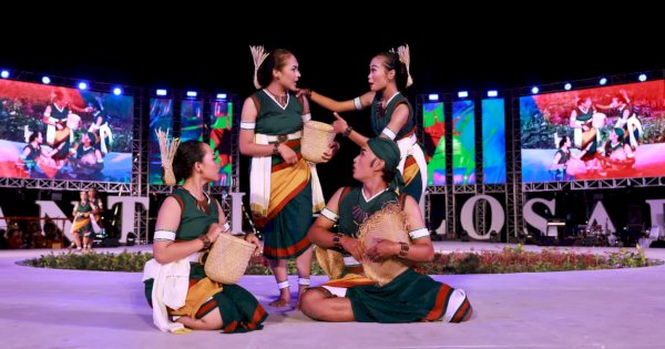 Penampilan Budaya Bala Tau Polman dan Garap Angguk Pukau Andi Herfida Attas