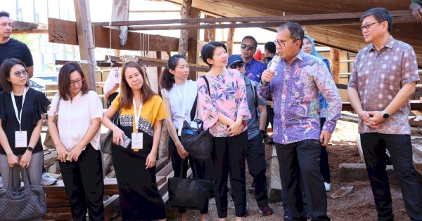 Danny Pomanto Bangga Perlihatkan Pembuatan Kapal Pinisi ke Peserta Senior Management Programme Singapore
