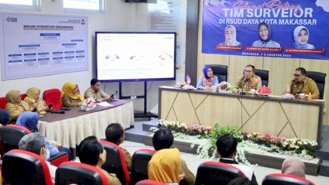 Wali Kota Makassar Moh Ramdhan Pomanto didampingi Direktur RSUD Daya Kota Makassar Achmad Asyarie menerima Tim Surveior LAM KPRS RI di Aula RSUD Daya Kota Makassar, Senin (7/8).