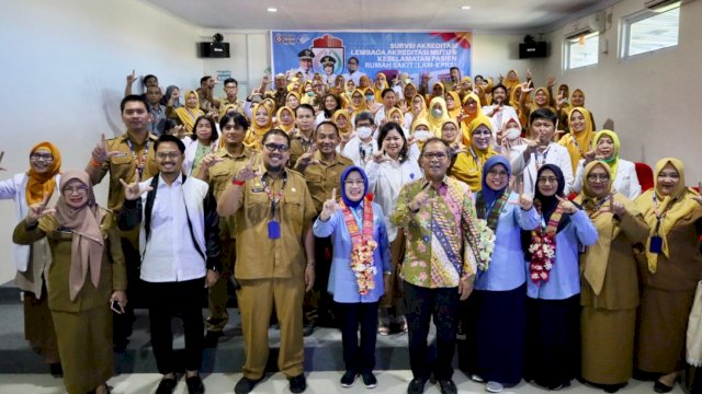 Wali Kota Makassar Moh Ramdhan Pomanto dan Jajaran Direksi RUSD Daya menerima Tim Surveior LAM KPRS di RSUD Daya Kota Makassar, 7 Agustus 2023, lalu || ist
