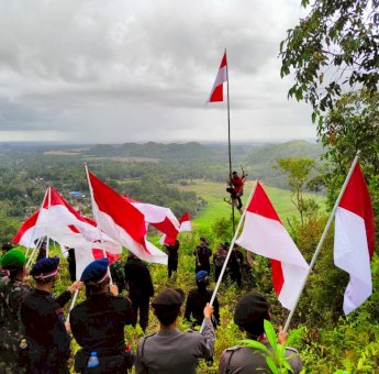 Maknai HUT RI ke78, Brimob Bone Kibarkan Bendera Merah Putih di Puncak Lampoko