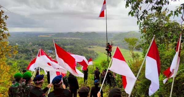 Maknai HUT RI ke78, Brimob Bone Kibarkan Bendera Merah Putih di Puncak Lampoko