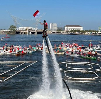 Atraksi Flyboard & Jetski Performance Dispora Makassar Semarakkan HUT RI ke-78 di Pantai Losari