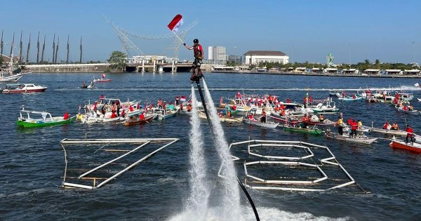 Atraksi Flyboard & Jetski Performance Dispora Makassar Semarakkan HUT RI ke-78 di Pantai Losari