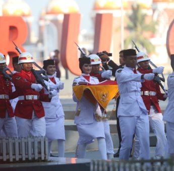 Siswi SMAN 8 Makassar Jadi Pembawa Bendera di Upacara HUT RI ke-78 Kota Makassar