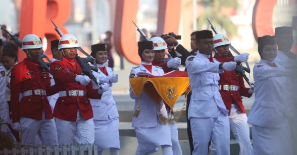 Siswi SMAN 8 Makassar Jadi Pembawa Bendera di Upacara HUT RI ke-78 Kota Makassar