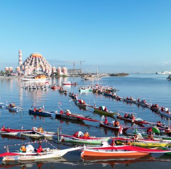 Semarak Kemerdekaan di Makassar, 130 Nelayan Ikut Bentangkan Bendera Merah Putih Bentuk Bunga Rampai di Laut Losari