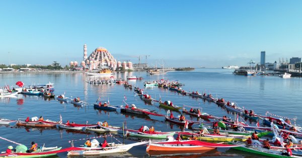 Semarak Kemerdekaan di Makassar, 130 Nelayan Ikut Bentangkan Bendera Merah Putih Bentuk Bunga Rampai di Laut Losari