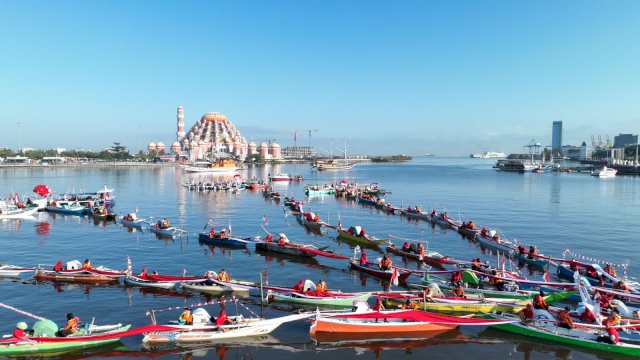 Semarak Kemerdekaan di Makassar, 130 Nelayan Ikut Bentangkan Bendera Merah Putih Bentuk Bunga Rampai di Laut Losari