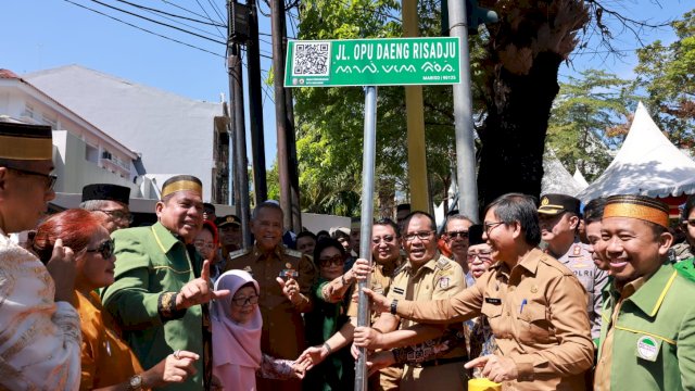 Wali Kota Makassar Moh Ramdhan Pomanto meresmikan perubahan nama Jalan Cendrawasih menjadi Opu Daeng Risadju, Selasa (22/8).