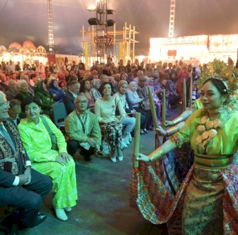 Dinas Kebudayaan Makassar Boyong Penari, Dapat Kesempatan Antar Wali Kota Den Haag Masuki Area Tong Tong Fair