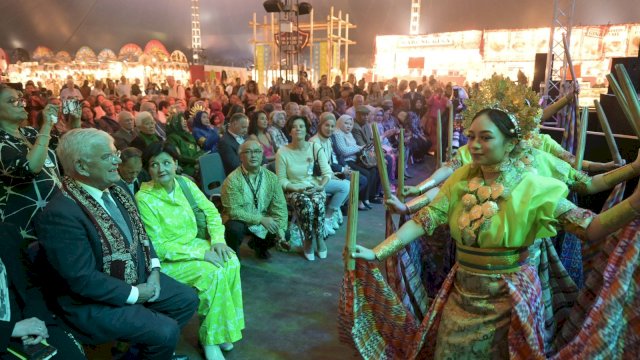 Dinas Kebudayaan Makassar Boyong Penari, Dapat Kesempatan Antar Wali Kota Den Haag Masuki Area Tong Tong Fair