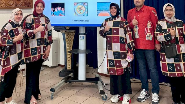 Kunjungi KBRI Belanda, Kadis Kebudayaan Dampingi Ketua Dekranasda Makan Coto Bareng Dubes