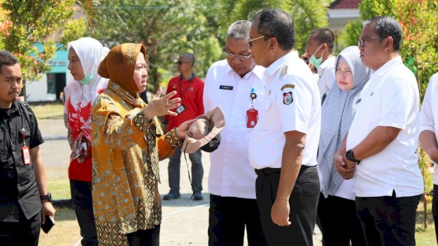 Wali Kota Makassar Moh Ramdhan Pomanto bersama Mensos Tri Rismaharini 