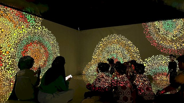 Pengunjung menikmati pameran Walking Through A Songline di Museum Kota Makassar || dok kataberita.co 