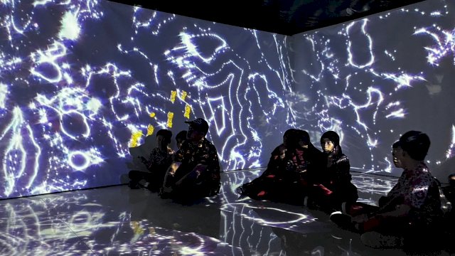 Pengujung menikmati Walking Through A Songline di Museum Kota Makassar, Kamis (14/9) || dok kataberita.co 