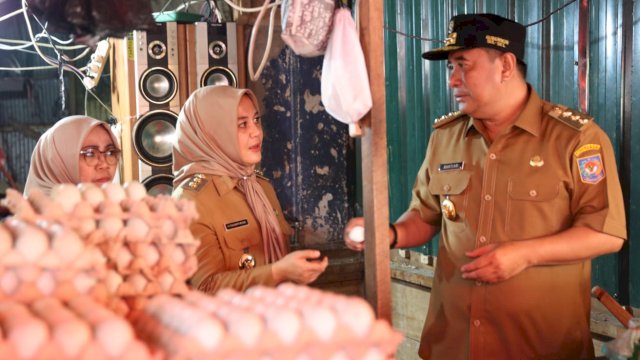 Fatmawati Rusdi Dampingi Pj Gubernur Tinjau Harga Komoditi di Dua Pasar Tradisional