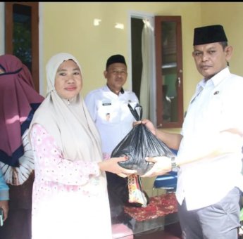 Camat Ujung Tanah Salurkan Bantuan Sembako di Longwis