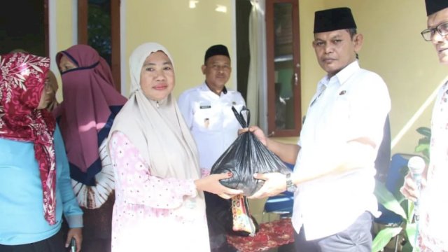 Camat Ujung Tanah Salurkan Bantuan Sembako di Longwis