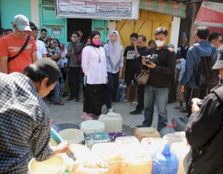 Fatmawati Rusdi Pantau Langsung Pendistribusian Air di Kecamatan Ujung Tanah