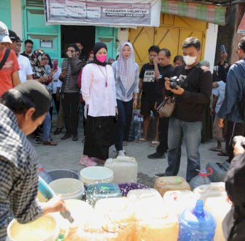 Fatmawati Rusdi Pantau Langsung Pendistribusian Air di Kecamatan Ujung Tanah