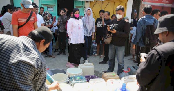 Fatmawati Rusdi Pantau Langsung Pendistribusian Air di Kecamatan Ujung Tanah
