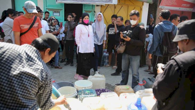 Fatmawati Rusdi Pantau Langsung Pendistribusian Air di Kecamatan Ujung Tanah