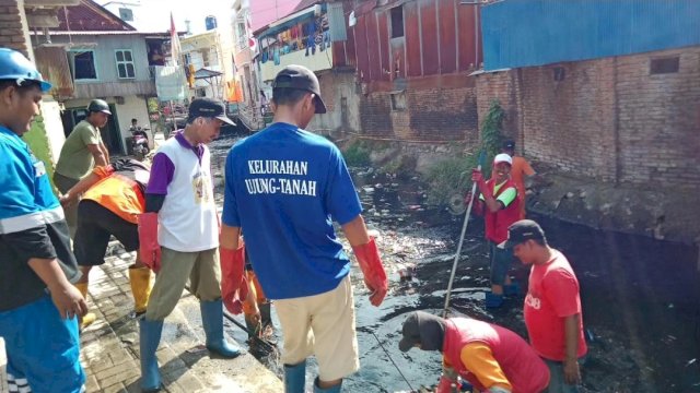 Camat Ujung Tanah Instruksikan Pengerukan Kanal Cegah Sumbatan
