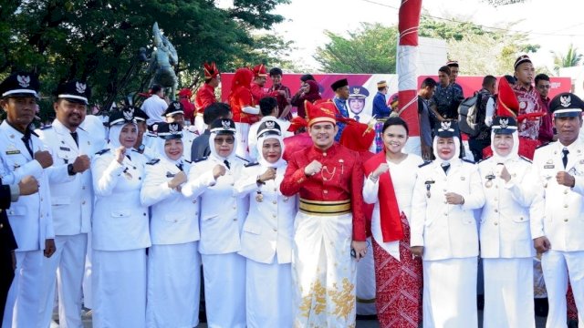 HUT RI ke-78, Camat Mamajang Didampingi Lurah dan PKK Hadiri Upacara Bendera di Anjungan
