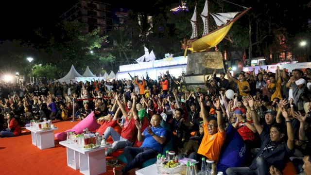 Wali Kota Makassar Moh Ramdhan Pomanto nonton bareng masyarakat partai final Piala AFF U-23 Indonesia vs Vietnam, di Anjungan Pantai Losari