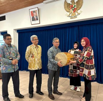 Bertandang ke KBRI Belanda, Andi Herfida Attas Serahkan Cenderamata Gendang ke Dubes
