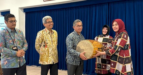 Bertandang ke KBRI Belanda, Andi Herfida Attas Serahkan Cenderamata Gendang ke Dubes
