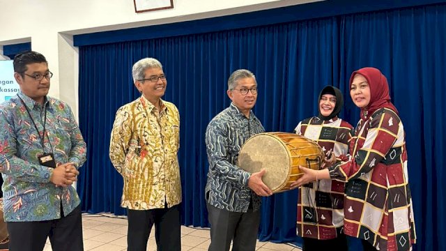 Bertandang ke KBRI Belanda, Andi Herfida Attas Serahkan Cenderamata Gendang ke Dubes