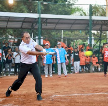 Danny Pomanto Unjuk Kemampuan di Kejuaraan Softball Wali Kota Cup Makassar 2023
