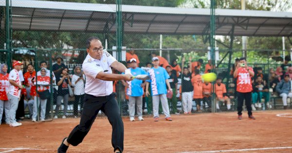 Danny Pomanto Unjuk Kemampuan di Kejuaraan Softball Wali Kota Cup Makassar 2023
