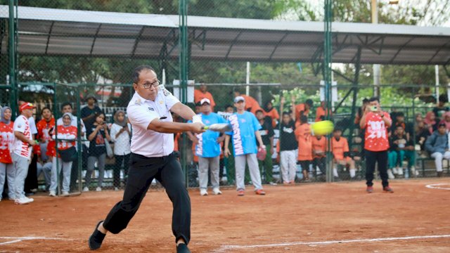 Wali Kota Makassar Moh Ramdhan Pomanto unjuk kemampuan bermain softball di Lapangan Softball Karebosi, Rabu (18/10) || Foto: Alim