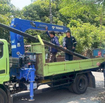Dinas PU dan Komisi C DPRD Makassar Tertibkan Tiang Fiber Optik Ilegal