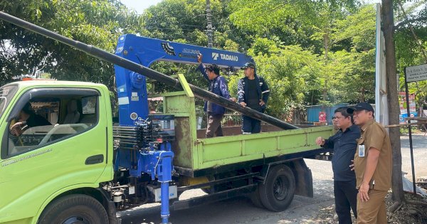 Dinas PU dan Komisi C DPRD Makassar Tertibkan Tiang Fiber Optik Ilegal
