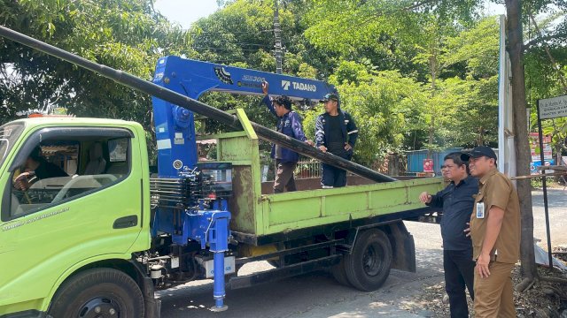 Dinas PU dan Komisi C DPRD Makassar Tertibkan Tiang Fiber Optik Ilegal