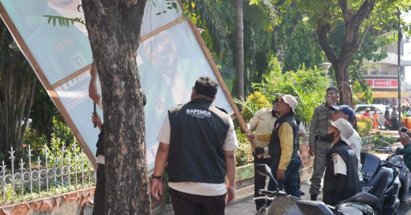 Bapenda Makassar Tertibkan Reklame Tak Berizin di 500 Titik