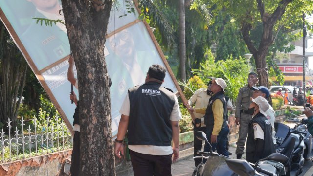 Bapenda Makassar Tertibkan Reklame Tak Berizin di 500 Titik