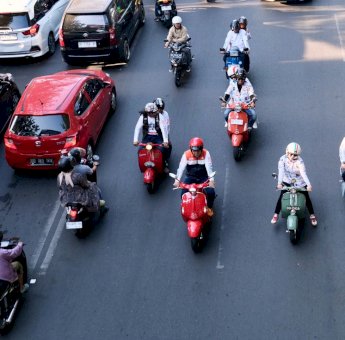 Intip Gaya Danny-Fatma Peringati Hari Sumpah Pemuda, Keliling Naik Vespa Bareng Skuteris se-Sulsel