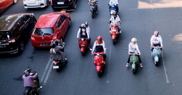 Intip Gaya Danny-Fatma Peringati Hari Sumpah Pemuda, Keliling Naik Vespa Bareng Skuteris se-Sulsel
