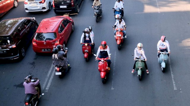 Wali Kota Makassar Moh Ramdhan Pomanto dan Wakil Wali Kota Makassar Fatmawati Rusdi melintasi Jalan Jenderal Sudirman naik vespa, Sabtu (28/10) sore || foto: Alim
